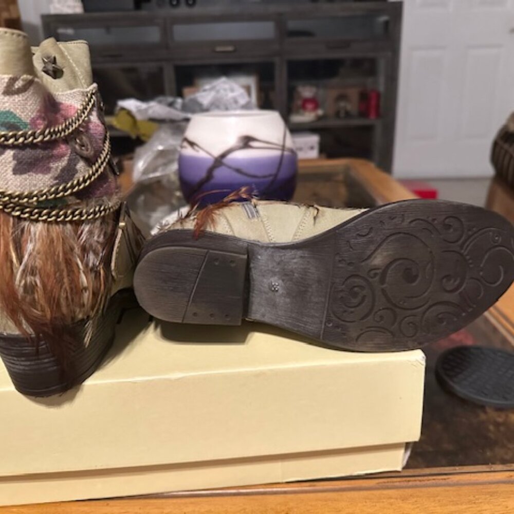 Boots - Picture 3 of 4